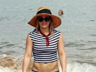 Hilary Duff schowała biust w bikini